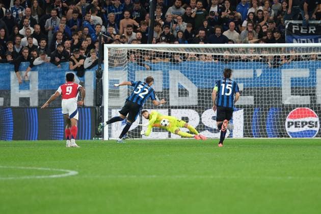 David Raya of FC Arsenal keep the penalty of Mateo Retegui of Atalanta BC 1907 during the UEFA Champions League 2024 2025 football match between Atalanta BC and Arsenal FC at Gewiss Stadium on September 19, 2024, Bergamo, Italy.  Copyright: xRobertoxTommasini IPAxSportx xipx xx IPA_49847199 IPA_Agency_IPA49847199
