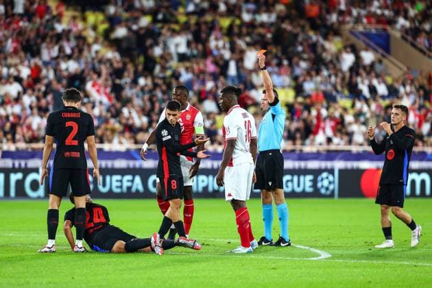 19th September 2024 - UEFA CHAMPIONS LEAGUE - MATCH 1 - SEASON 2024 2025 - AS MONACO vs FC Barcelona, Barca - STADE LOUIS II The referee lindhout (allard) gives a red card to garcia (eric) in 1st halftime MONACO MONACO Copyright: xSPORTPIXPRESSx xFREDxPORCUx