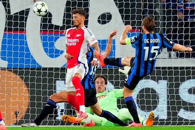 Atalanta& x2019;s Marten de Roon fight for the ball with Arsenal Ben White during the Uefa Champions League soccer match between Atalanta and Arsenal at the Gewiss Stadium in Bergamo, north Italy -Thursday , September 19 2024. - Soccer .  Copyright: xSpada LaPressex