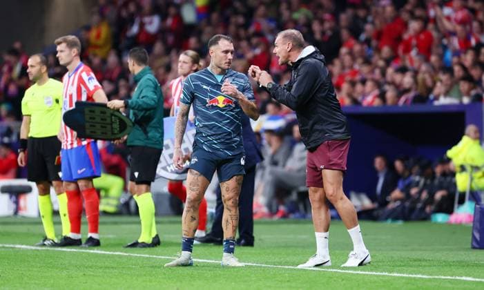 Madrid, 19 09 2024, Estadio Wanda Metropolitano, Soccer, UEFA Champions League, Matchday 1 , Atletico Madrid vs RB Leipzig , In the picture from left David Raum 22, RB Leipzig and co-coach Alexander Zickler RB Leipzig In the background Alexander S¿rloth Soerloth 9, Atletico is ready for substitution , Only editorial use Photo intended for editorial use only , UEFA regulations prohibit any use of photographs as image sequences and or quasi video , Picture Point
