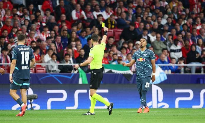 Madrid, 19 09 2024, Estadio Wanda Metropolitano, Soccer, UEFA Champions League, Matchday 1 , Atletico Madrid vs RB Leipzig , Warning yellow card for Benjamin Henrichs 39, RB Leipzig In the picture from left Christoph Baumgartner 14, RB Leipzig , Referee Ivan Kruzliak SVK and Benjamin Henrichs 39, RB Leipzig , Only editorial use Photo for editorial use only , UEFA regulations prohibit any use of photographs as image sequences and or quasi video , Picture Point