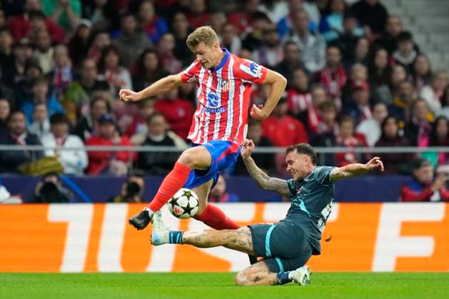Sport Bilder des Tages Atletico de Madrid v RB Leipzig - UEFA Champions League 2024 25 League Phase MD1 Alexander Sorloth centre-forward of Atletico de Madrid and Norway and David Raum left-Back of RB Leipzig and Germany compete for the ball during the UEFA Champions League 2024 25 League Phase MD1 match between Atletico de Madrid and RB Leipzig at Estadio Civitas Metropolitano on September 19, 2024 in Madrid, Spain. Madrid Spain  Copyright: xJosexBretonx originalFilename:bretonhernandez-atletico240919_npI1d.jpg