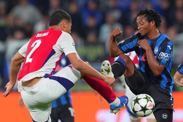 Atalanta s Juan Cuadrado fight for the ball with Arsenal William Saliba during the Uefa Champions League soccer match between Atalanta and Arsenal at the Gewiss Stadium in Bergamo, north Italy -Thursday , September 19 2024. - Soccer .  Copyright: xSpada LaPressex