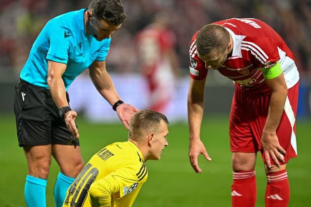 SOCCER - UEFA CL, Brest vs Sturm GUINGAMP,FRANCE,19.SEP.24 - SOCCER - UEFA Champions League, Stade Brestois 29 vs SK Sturm Graz. Image shows referee Nicholas Walsh (SCO), Marco Bizot and Brendan Chardonnet (Brest).  GEPAxpictures xAvnixRetkoceri