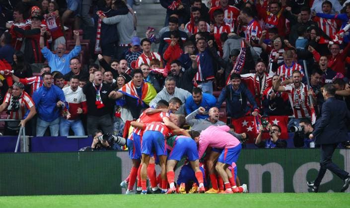 Madrid, 19 09 2024, Estadio Wanda Metropolitano, Soccer, UEFA Champions League, Matchday 1 , Atletico Madrid vs RB Leipzig , Goal for Madrid to win 2 1 In the picture, jubilant crowd around scorer Jose Maria Gimenez 2, Atletico , Only editorial use Photo intended for editorial use only , UEFA regulations prohibit any use of photographs as image sequences and or quasi video , Picture Point