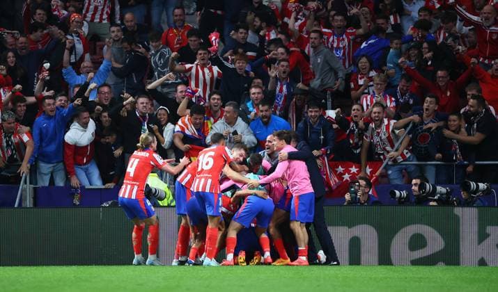 Madrid, 19 09 2024, Estadio Wanda Metropolitano, Soccer, UEFA Champions League, Matchday 1 , Atletico Madrid vs RB Leipzig , Goal for Madrid to 2 1 In the picture, jubilant crowd around scorer Jose Maria Gimenez 2, Atletico , Only editorial use Photo intended for editorial use only , UEFA regulations prohibit any use of photographs as image sequences and or quasi video , Picture Point