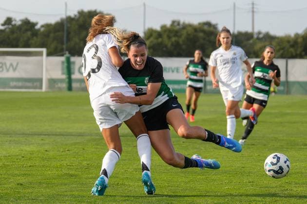 Sporting CP Vs Real Madrid CF in Alcochete, Portugal - 19 Sept 2024 Maelle Lakrar of Real Madrid CF (L) and Ana Capeta of Sporting CP (C) in action during the UEFA Women s Champions League Round 2 first leg match between Sporting CP and Real Madrid CF at Estadio Aurelio Pereira. Final score: Sporting CP 1: 2 Real Madrid CF. Alcochete Portugal Copyright: xBrunoxdexCarvalhox xSOPAxImagesx brunodecarvalho_sportingrealmadrid-1336