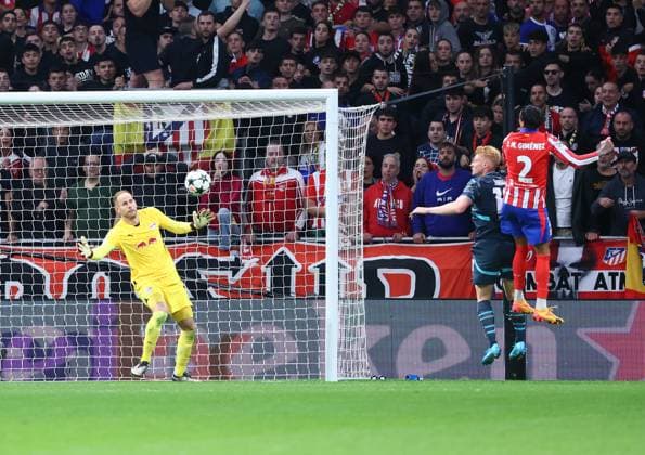 Madrid, 19 09 2024, Estadio Wanda Metropolitano, Soccer, UEFA Champions League, Matchday 1 , Atletico Madrid vs RB Leipzig 2 1 1 1 , Goal for Atletico Madrid to win 2 1 In the picture scorer Jose Maria Gimenez re , 2, Atletico scores against goalkeeper Peter Gulacsi 1, RB Leipzig , Only editorial use Photo intended for editorial use only , UEFA regulations prohibit any use of photographs as image sequences and or quasi video , Picture Point
