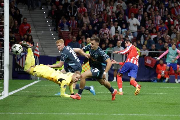 Spain - Atletico de Madrid vs RB Leipzig - 19 09 2024 SPAIN, MADRID, SEPTEMBER 19. Jose Gimenez of Atletico de Madrid (R) heads the ball to score his side™s second goal while Christoph Baumgartner of Leipzig (14) and Peter Gulacsi of Leipzig (1) and Nicolas Seiwald of Leipzig (13) look at the ball during the UEFA Champions League football match between Atletico de Madrid and RB Leipzig on September 19, 2024, at Civitas Metropolitano in Madrid, Spain. Photo by Manuel Blondeau AOP.Press Madrid Civitas Metropolitano Spain Copyright: x ManuelxBlondeau AOP.Pressx AOP20240919 0006