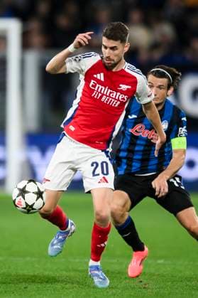 Atalanta BC v Arsenal FC - UEFA Champions League Martin Odegaard of Arsenal FC is challenged by Marten de Roon of Atalanta BC during the UEFA Champions League 2024 25 league phase football match between Atalanta BC and Arsenal FC. Bergamo Italy Copyright: xNicolòxCampox