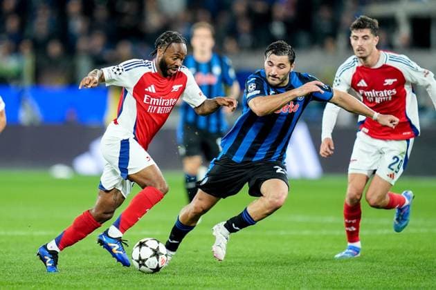 Atalanta BC v Arsenal FC - UEFA Champions League 2024 25 Raheem Sterling of Arsenal and Sead Kolasinac of Atalanta BC compete for the ball during the UEFA Champions League 2024 25 League Phase MD1 match between Atalanta BC and Arsenal FC at Gewiss Stadium on September 19, 2024 in Bergamo, Italy. Bergamo Gewiss Stadium Bergamo Italy Copyright: xGiuseppexMaffiax UCL_ATALANTA-ARSENAL_190924_BRU7839