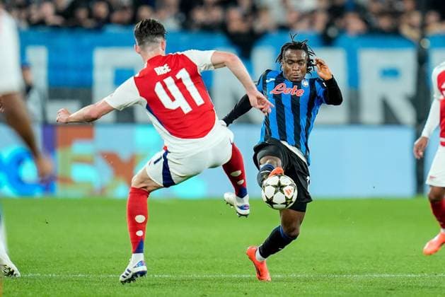 Atalanta BC v Arsenal FC - UEFA Champions League 2024 25 Ademola Lookman of Atalanta BC and Declan Rice of Arsenal compete for the ball during the UEFA Champions League 2024 25 League Phase MD1 match between Atalanta BC and Arsenal FC at Gewiss Stadium on September 19, 2024 in Bergamo, Italy. Bergamo Gewiss Stadium Bergamo Italy Copyright: xGiuseppexMaffiax UCL_ATALANTA-ARSENAL_190924_BRU8376