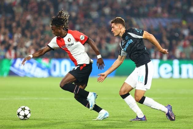 Gjivai Zechiel 24 Feyenoord Rotterdam in duel, action, with Patrik Schick 14 Bayer 04 Leverkusen Feyenoord Rotterdam vs Bayer 04 Leverkusen, UEFA Champions League, Soccer, Matchday 1, Season 2024 2025, 19 09 2024 Photo kolbert press Ant Palmer Stadion Rotterdam De Kuip Netherlands Copyright: xkolbert-press AntxPalmerx