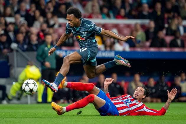 Atletico de Madrid v RB Leipzig - UEFA Champions League 2024 25 League Phase MD1 Lois Openda of RB Leipzig (U) in action with the ball against Jose Gimenez of Atletico de Madrid (D) during the UEFA Champions League 2024 25 League Phase MD1 match between Atletico de Madrid and RB Leipzig at Estadio Civitas Metropolitano on September 19, 2024 in Madrid, Spain. Madrid Estadio Civitas Metropolitano Madrid Spain Copyright: xAlbertoxGardinx AGardin_20240919_Football_Champions_Atletico_Leipzig_225