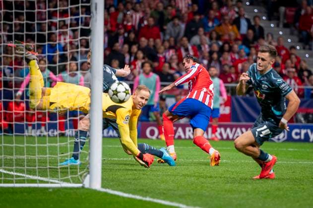 Bilder des Jahres 2024, Sport 09 September Sport Themen der Woche KW38 Sport Bilder des Tages Atletico de Madrid v RB Leipzig - UEFA Champions League 2024 25 League Phase MD1 Jose Gimenez of Atletico de Madrid (C) seen scoring the victory goal while Peter Gulacsi of RB Leipzig (L) and Christoph Baumgartner of RB Leipzig (R) trying to save the ball during the UEFA Champions League 2024 25 League Phase MD1 match between Atletico de Madrid and RB Leipzig at Estadio Civitas Metropolitano on September 19, 2024 in Madrid, Spain. Madrid Estadio Civitas Metropolitano Madrid Spain Copyright: xAlbertoxGardinx AGardin_20240919_Football_Champions_Atletico_Leipzig_268
