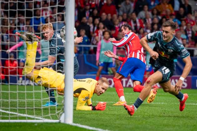 Atletico de Madrid v RB Leipzig - UEFA Champions League 2024 25 League Phase MD1 Jose Gimenez of Atletico de Madrid (C) seen scoring the victory goal while Peter Gulacsi of RB Leipzig (L) and Christoph Baumgartner of RB Leipzig (R) trying to save the ball during the UEFA Champions League 2024 25 League Phase MD1 match between Atletico de Madrid and RB Leipzig at Estadio Civitas Metropolitano on September 19, 2024 in Madrid, Spain. Madrid Estadio Civitas Metropolitano Madrid Spain Copyright: xAlbertoxGardinx AGardin_20240919_Football_Champions_Atletico_Leipzig_269