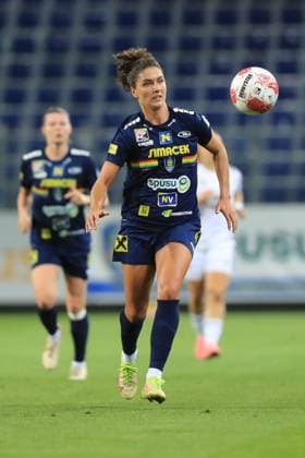St Polten, Austria, September 19th, 2024: Leonarda Balog (4 SKN St. Polten) focusing on the ball during the UEFA womens champions league play off match St Polten vs Mura at NV Arena, St Polten Tom Seiss SPP (Tom Seiss SPP) Copyright: xTomxSeissx xSPPx spp-en-ToSeSp-20240919 UWCL SKN vs Mura-8493
