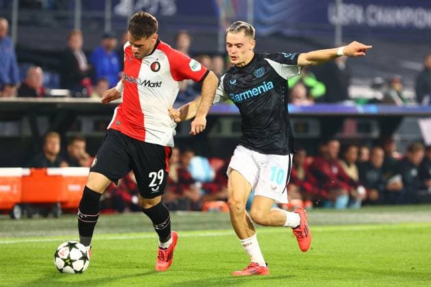 Santiago GimÃ nez 29 Feyenoord Rotterdam in duel, action, with Florian Wirtz 10 Bayer 04 Leverkusen Feyenoord Rotterdam vs Bayer 04 Leverkusen, UEFA Champions League, Soccer, Matchday 1, Season 2024 2025, 19 09 2024 Photo kolbert press Ant Palmer Stadion Rotterdam De Kuip Netherlands Copyright: xkolbert-press AntxPalmerx