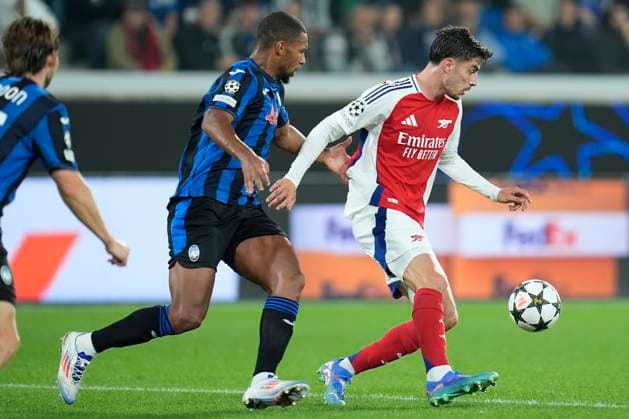 Kai Havertz of Arsenal competes for the ball with Isak Hien of Atalanta BC during the Uefa Champions League match between Atalanta BC and Arsenal at Gewiss Stadium Bergamo Italy on 19 September 2024. Bergamo Gewiss Stadium Bergamo Italy Copyright: xPhotoxGoalxPixx SP24-991-038
