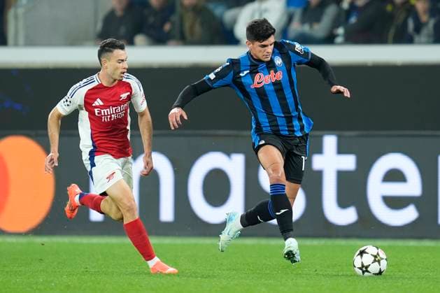 Raoul Bellanova of Atalanta BC competes for the ball with Gabriel Martinelli of Arsenal during the Uefa Champions League match between Atalanta BC and Arsenal at Gewiss Stadium Bergamo Italy on 19 September 2024. Bergamo Gewiss Stadium Bergamo Italy Copyright: xPhotoxGoalxPixx SP24-991-063