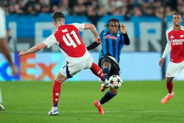 Ademola Lookman of Atalanta BC competes for the ball with Declan Rice of Arsenal during the Uefa Champions League match between Atalanta BC and Arsenal at Gewiss Stadium Bergamo Italy on 19 September 2024. Bergamo Gewiss Stadium Bergamo Italy Copyright: xPhotoxGoalxPixx SP24-991-052