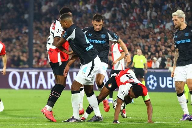 Quinten Timber 8 Feyenoord Rotterdam in duel, action, with Granit Xhaka 34 Bayer 04 Leverkusen Feyenoord Rotterdam vs Bayer 04 Leverkusen, UEFA Champions League, Soccer, Matchday 1, Season 2024 2025, 19 09 2024 Photo kolbert press Ant Palmer Stadion Rotterdam De Kuip Netherlands Copyright: xkolbert-press AntxPalmerx