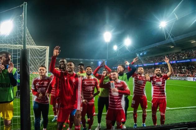Joueurs du Stade Brestois 29 célébré leur premiere victoire en Ligue des Champions avec leurs supporters FOOTBALL : Stade Brestois vs SK Sturm Graz - Ligue des Champions - 1ére Journée - 19 09 2024 BaptisteAutissier Panoramic 