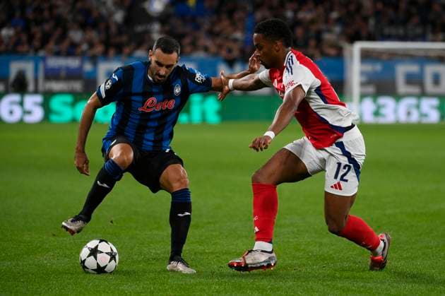 19th September 2024; Gewiss Stadium, Bergamo, Italy, UEFA Champions League Football, Atalanta versus Arsenal; Davide Zappacosta of Atalanta BC pulls the ball back against Jurrien Timber of Arsenal FC  ActionPlus12694727 BestxImages