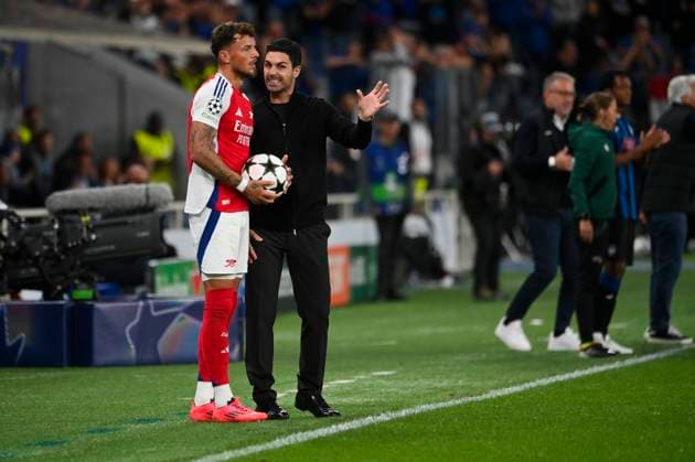 19th September 2024; Gewiss Stadium, Bergamo, Italy, UEFA Champions League Football, Atalanta versus Arsenal; Ben White of Arsenal FC speaks with Mikel Arteta Head Coach of Arsenal  ActionPlus12694746 BestxImages