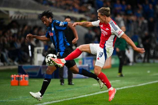19th September 2024; Gewiss Stadium, Bergamo, Italy, UEFA Champions League Football, Atalanta versus Arsenal; Juan Cuadrado of Atalanta BC tackled by Leandro Trossard of Arsenal FC  ActionPlus12694749 BestxImages