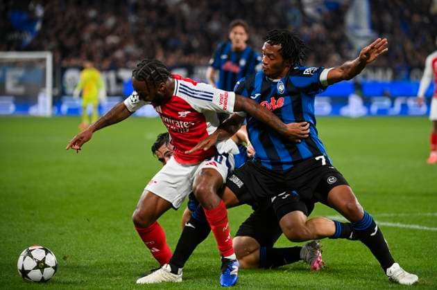 19th September 2024; Gewiss Stadium, Bergamo, Italy, UEFA Champions League Football, Atalanta versus Arsenal; Raheem Sterling of Arsenal FC holds off Juan Cuadrado of Atalanta BC  ActionPlus12694753 BestxImages