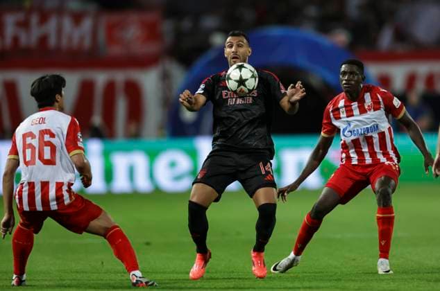 Crvena Zvezda v Benfika - UEFA Champions League Vangelis Pavlidis (C) of SL Benfica in action against Seol Young-woo (L) and Nasser Djiga (R) of Crvena Zvezda during the UEFA Champions League match Season 2024 2025 match between Crvena Zvezda and FC Benfica at stadium Rajko Mitic on September 19, 2024 in Belgrade, Serbia. Beograd Serbia Copyright: xSrdjanxStevanovicx x