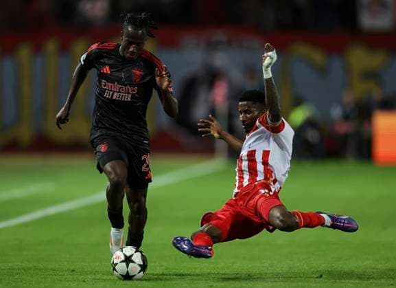 Crvena Zvezda v Benfika - UEFA Champions League Issa Kabore (L) of SL Benfica in action against Peter Olayinka Oladeji (R) of Crvena Zvezda during the UEFA Champions League match Season 2024 2025 match between Crvena Zvezda and FC Benfica at stadium Rajko Mitic on September 19, 2024 in Belgrade, Serbia. Beograd Serbia Copyright: xSrdjanxStevanovicx x