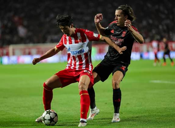 Crvena Zvezda v Benfika - UEFA Champions League Seol Young-woo (L) of Crvena Zvezda in action against Alvaro Carreras (R) of SL Benfica during the UEFA Champions League match Season 2024 2025 match between Crvena Zvezda and FC Benfica at stadium Rajko Mitic on September 19, 2024 in Belgrade, Serbia. Beograd Serbia Copyright: xSrdjanxStevanovicx x
