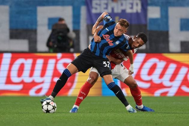 Bergamo, Italy, 19th September 2024. William Saliba of Arsenal FC tussles with Matteo Retegui of Atalanta during the UEFA Champions League match at Gewiss Stadium, Bergamo. Picture credit should read: Jonathan Moscrop Sportimage EDITORIAL USE ONLY. No use with unauthorised audio, video, data, fixture lists, club league logos or live services. Online in-match use limited to 120 images, no video emulation. No use in betting, games or single club league player publications. SPI-3299-0040