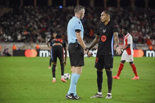 RAPHINHA (FC Barcelone) speak to referee. AS Monaco vs FC Barcelone UEFA Champions League in Stade Louis II, MONACO, on September 19, 2024. FOOTBALL: C1 - AS Monaco vs FC Barcelone - UEFA Champions League - 19 09 24 FredDides Panoramic 