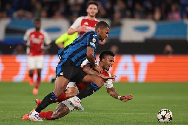 Bergamo, Italy, 19th September 2024. Isak Hien of Atalanta clashes with Gabriel Jesus of Arsenal FC during the UEFA Champions League match at Gewiss Stadium, Bergamo. Picture credit should read: Jonathan Moscrop Sportimage EDITORIAL USE ONLY. No use with unauthorised audio, video, data, fixture lists, club league logos or live services. Online in-match use limited to 120 images, no video emulation. No use in betting, games or single club league player publications. SPI-3299-0065