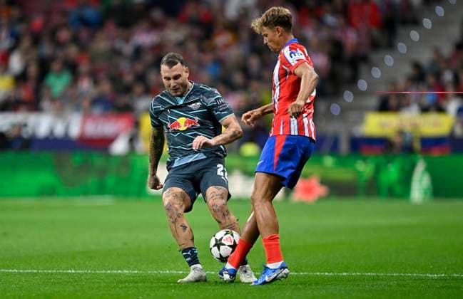 September 19, 2024, Madrid, Spain: David Raum (L), of RB Leipzig with Marcos Llorente (R) of Atletico de Madrid seen in action during the 2024 25 UEFA Champions League Round of 16 match between AtlÃ tico de Madrid and RB Leipzig at the Civitas Metropolitano Stadium. Final score; AtlÃ tico de Madrid 2-1 RB Leipzig Madrid Spain - ZUMAs197 20240919_aaa_s197_369 Copyright: xDavidxCanalesx
