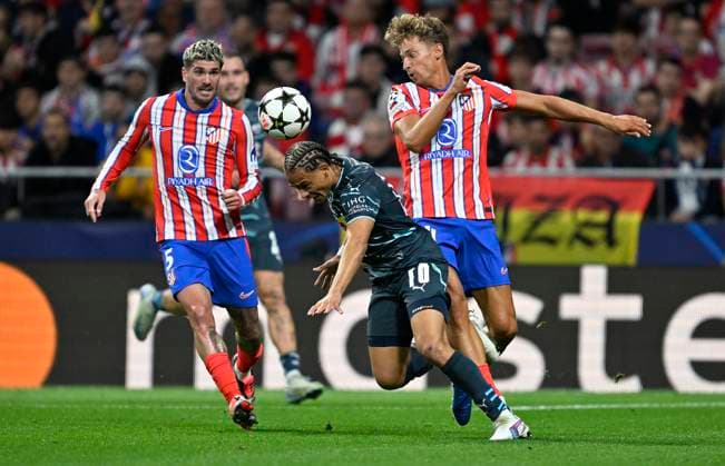 September 19, 2024, Madrid, Spain: Xavi Simons of RB Leipzig (C) with Rodrigo de Paul (L) and Marcos Llorente (R) in action during the 2024 25 UEFA Champions League Round of 16 match between AtlÃ tico de Madrid and RB Leipzig at the Civitas Metropolitano Stadium Final score; AtlÃ tico de Madrid 2-1 RB Leipzig Madrid Spain - ZUMAs197 20240919_aaa_s197_375 Copyright: xDavidxCanalesx