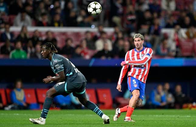 September 19, 2024, Madrid, Spain: Rodrigo de Paul (R) seen in action during the 2024 25 UEFA Champions League Round of 16 match between AtlÃ tico de Madrid and RB Leipzig at the Civitas Metropolitano Stadium. Final score; AtlÃ tico de Madrid 2-1 RB Leipzig Madrid Spain - ZUMAs197 20240919_aaa_s197_378 Copyright: xDavidxCanalesx