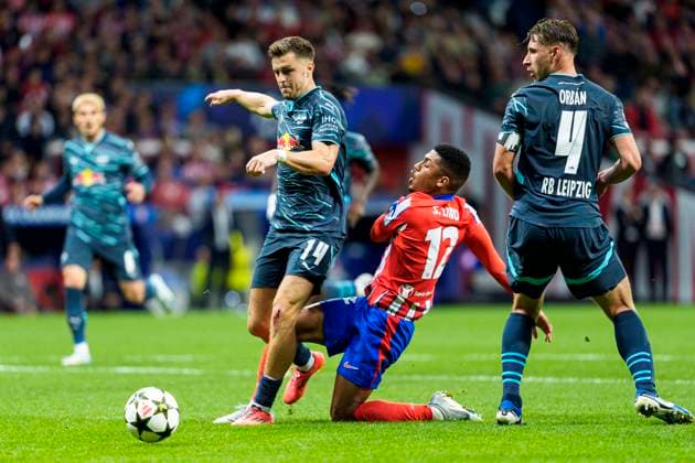 Estadio Civitas Metropolitano Madrid, Spain - September 19: Christoph Baumgartner of Leipzig L) fights for the ball with Samuel Lino of Atletico de Madrid C) during the UEFA Champions League 2024 25 League Phase MD1 match between Atletico de Madrid and RB Leipzig at Estadio Civitas Metropolitano on September 19, 2024 in Madrid, Spain. (Alberto Gardin SPP) Copyright: xAlbertoxGardinx xSPPx spp-en-EuSpIm-AG4_Atletico_Leipzig_19Sep2024_MD_188