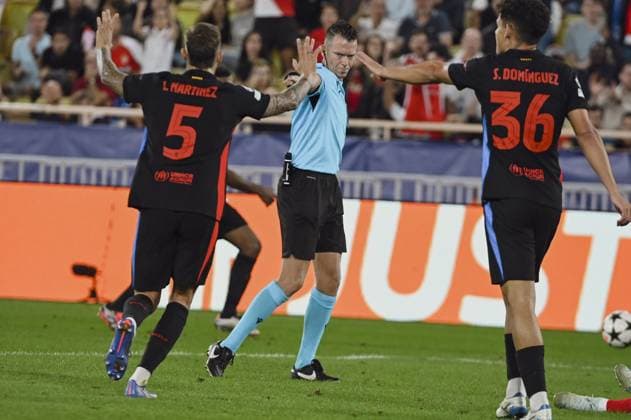 Referee mark a penalty. AS Monaco vs FC Barcelone UEFA Champions League in Stade Louis II, MONACO, on September 19, 2024. FOOTBALL: C1 - AS Monaco vs FC Barcelone - UEFA Champions League - 19 09 24 FredDides Panoramic 