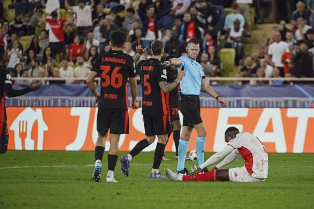 Referee mark a penalty. AS Monaco vs FC Barcelone UEFA Champions League in Stade Louis II, MONACO, on September 19, 2024. FOOTBALL: C1 - AS Monaco vs FC Barcelone - UEFA Champions League - 19 09 24 FredDides Panoramic 