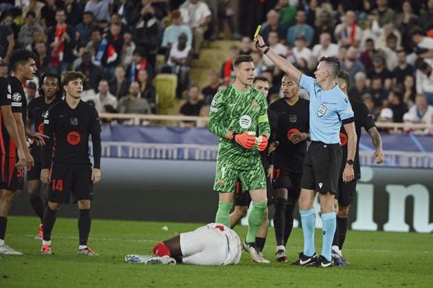 Referee yellow card. AS Monaco vs FC Barcelone UEFA Champions League in Stade Louis II, MONACO, on September 19, 2024. FOOTBALL: C1 - AS Monaco vs FC Barcelone - UEFA Champions League - 19 09 24 FredDides Panoramic 