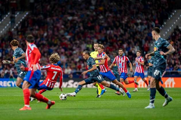 Atletico de Madrid v RB Leipzig - UEFA Champions League 2024 25 League Phase MD1 Xavi Simons of RB Leipzig (C) in action with the ball during the UEFA Champions League 2024 25 League Phase MD1 match between Atletico de Madrid and RB Leipzig at Estadio Civitas Metropolitano on September 19, 2024 in Madrid, Spain. Madrid Estadio Civitas Metropolitano Madrid Spain Copyright: xAlbertoxGardinx AGardin_20240919_Football_Champions_Atletico_Leipzig_326