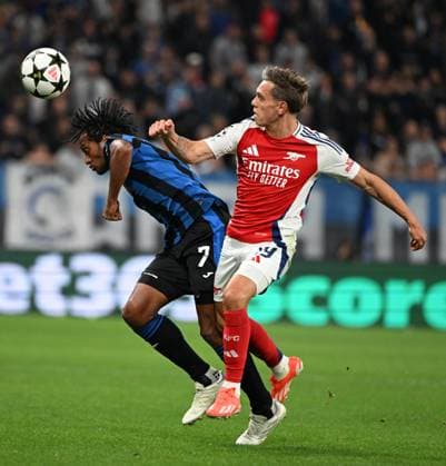 (240920) -- BERGAMO, Sept. 20, 2024 -- Atalanta s Juan Cuadrado (L) vies with Arsenal s Leandro Trossard during the UEFA Champions League match between Atalanta and Arsenal in Bergamo, Italy, Sept. 19, 2024. (Photo by Xinhua) (SP)ITALY-BERGAMO-FOOTBALL-UEFA CHAMPIONS LEAGUE-ATALANTA VS ARSENAL AlbertoxLingria 