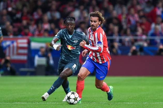 (240920) -- MADRID, Sept. 20, 2024 -- Atletico Madrid s Antoine Griezmann (R) vies with RB Leipzig s Amadou Haidara during the UEFA Champions League match between Atletico Madrid and RB Leipzig in Madrid, Spain, on Sept. 19, 2024. (Photo by Xinhua) (SP)SPAIN-MADRID-FOOTBALL-UEFA CHAMPIONS LEAGUE-ATLETICO MADRID VS RB LEIPZIG GustavoxValiente 