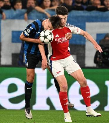 (240920) -- BERGAMO, Sept. 20, 2024 -- Atalanta s Berat Djimsiti (L) vies with Arsenal s Declan Rice during the UEFA Champions League match between Atalanta and Arsenal in Bergamo, Italy, Sept. 19, 2024. (Photo by Xinhua) (SP)ITALY-BERGAMO-FOOTBALL-UEFA CHAMPIONS LEAGUE-ATALANTA VS ARSENAL AlbertoxLingria 