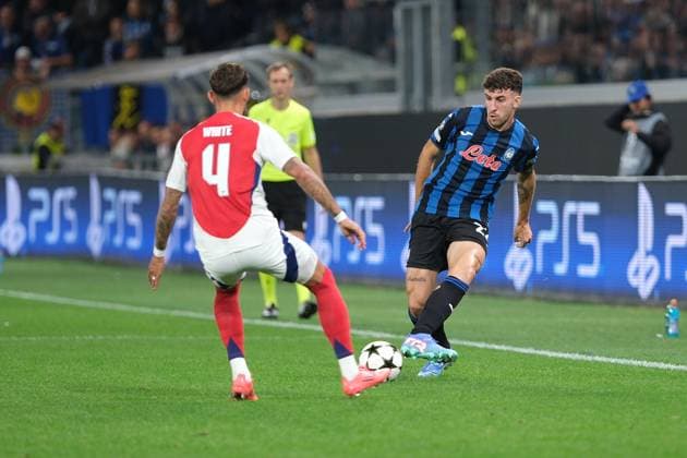 Atalanta BC v Arsenal FC - UEFA Champions League 2024 25 League Phase MD1 Matteo Ruggeri of Atalanta BC 1907 carries the ball during the UEFA Champions League 2024 2025 football match between Atalanta BC and Arsenal FC at Gewiss Stadium in Bergamo, Italy, on September 19, 2024. Bergamo Italy Italy  Copyright: xRobertoxTommasinix originalFilename:tommasini-atalanta240919_npAho.jpg