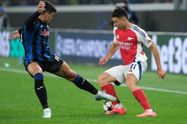 Atalanta BC v Arsenal FC - UEFA Champions League 2024 25 League Phase MD1 Gabriel Martinelli of FC Arsenal contrasts with Berat Djimsiti of Atalanta BC 1907 during the UEFA Champions League 2024 2025 football match between Atalanta BC and Arsenal FC at Gewiss Stadium in Bergamo, Italy, on September 19, 2024. Bergamo Italy Italy  Copyright: xRobertoxTommasinix originalFilename:tommasini-atalanta240919_npTot.jpg